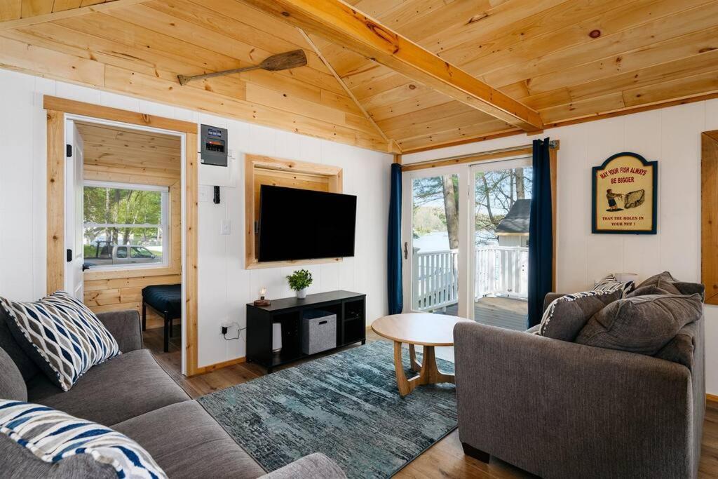 Holiday home Fishing-arbutus Lake-pontoon Rental-family Friendly *