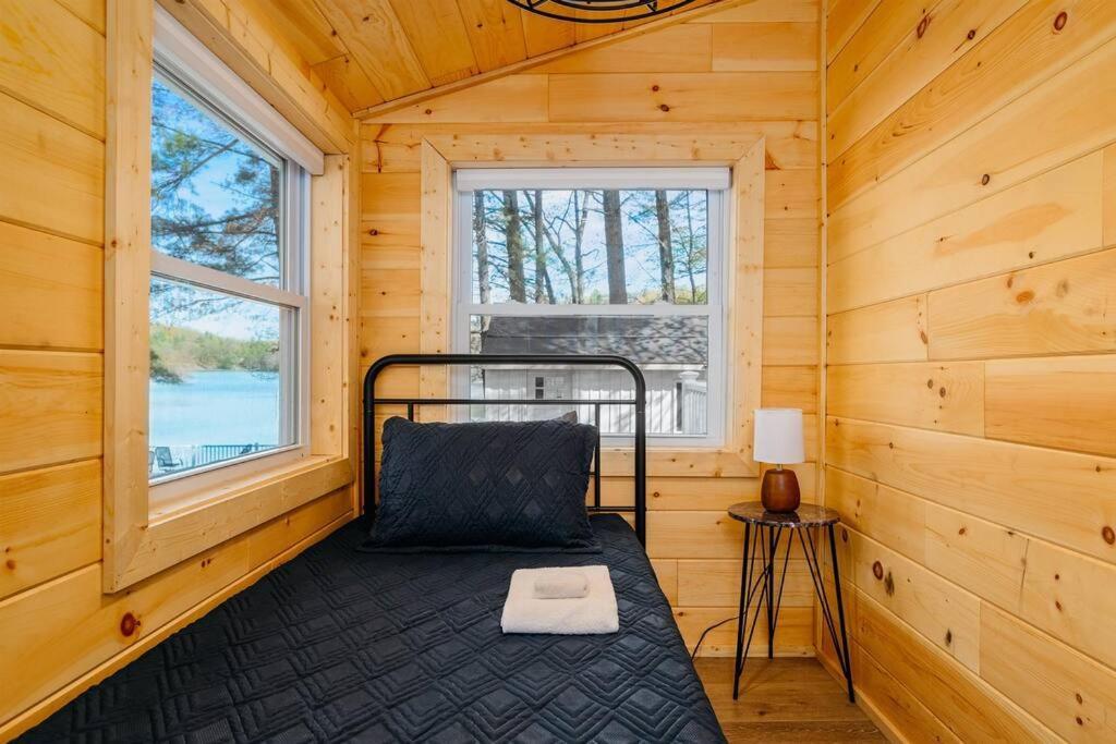 Fishing-arbutus Lake-pontoon Rental-family Friendly Holiday home *