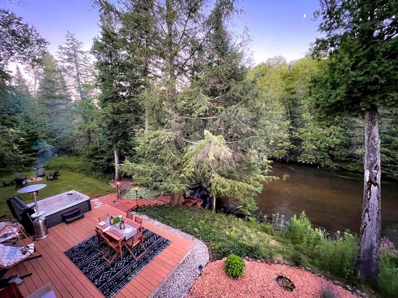 Firefly Lodge! Boardman River! Hot Tub! Woodstove! * Traverse City
