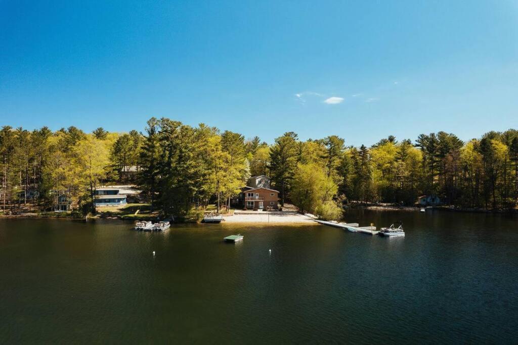 Lakefront Retreat-pontoon & Sup Holiday home Traverse City