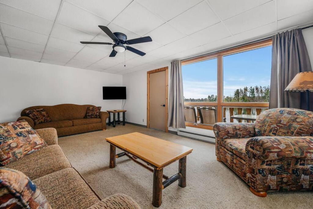 Lakefront Retreat-pontoon & Sup Holiday home