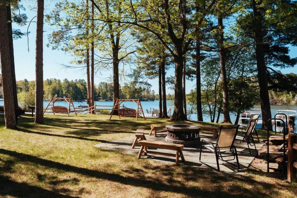 Lakefront Retreat-pontoon & Sup Holiday home *