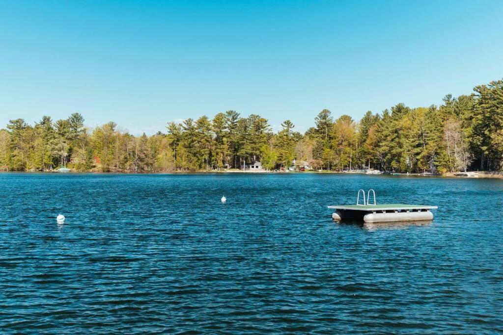 Lakefront Retreat-pontoon & Sup Holiday home