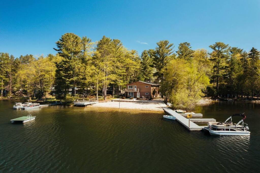 Lakefront Retreat-pontoon & Sup Holiday home *