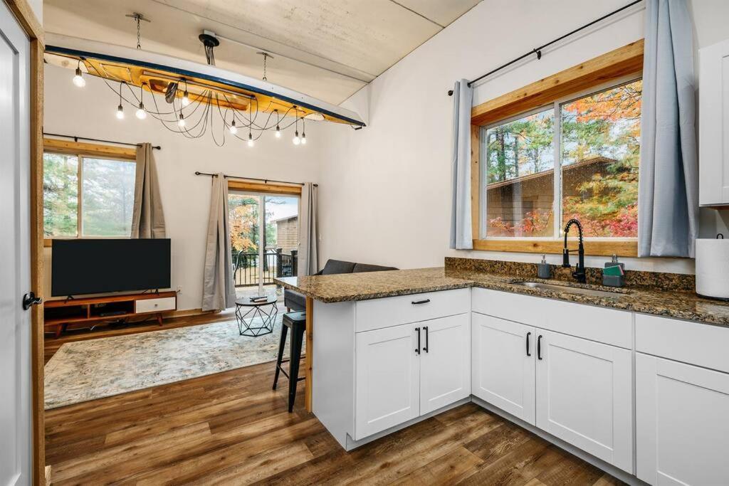 Modern Lakeside With Pontoon & Sup
