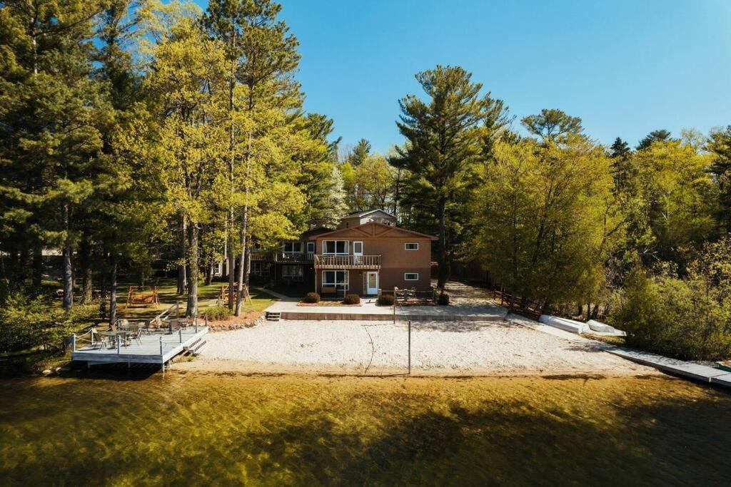 Holiday home Family Escape - Pontoon Available! *