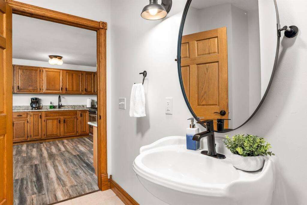Spacious 3 Bedroom On Arbutus