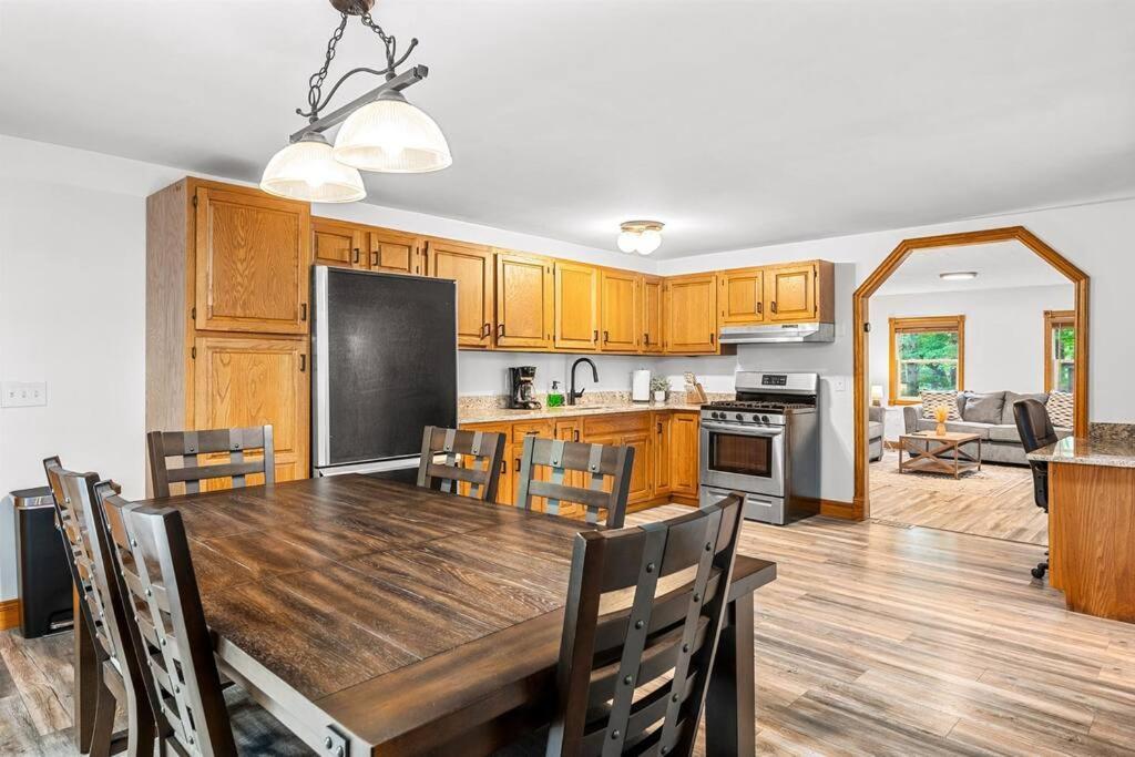 Spacious 3 Bedroom On Arbutus Holiday home