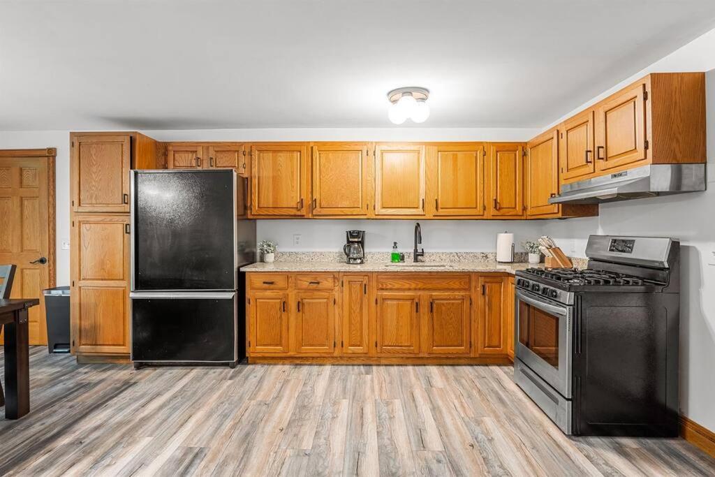 Spacious 3 Bedroom On Arbutus Holiday home *
