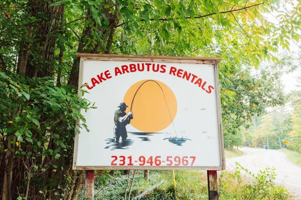 Spacious 3 Bedroom On Arbutus *