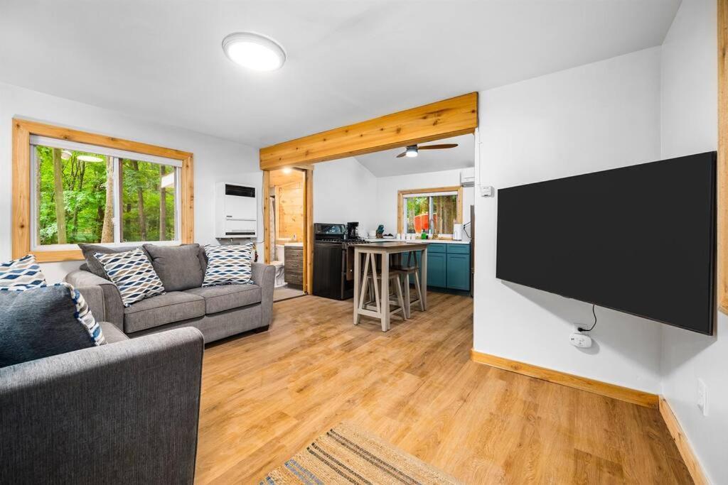 Modern On Arbutus Holiday home *
