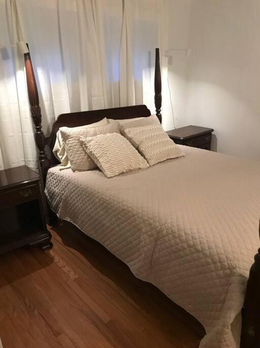 Suzy Q's Cozy Downtown Retreat Holiday home