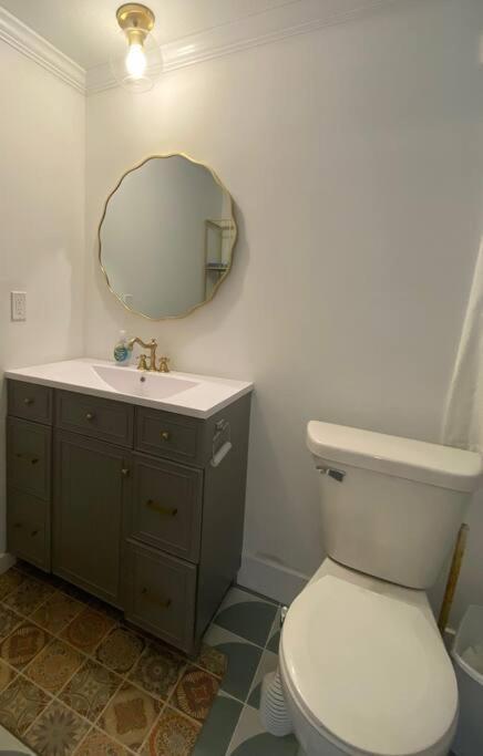 Suzy Q's Cozy Downtown Retreat *