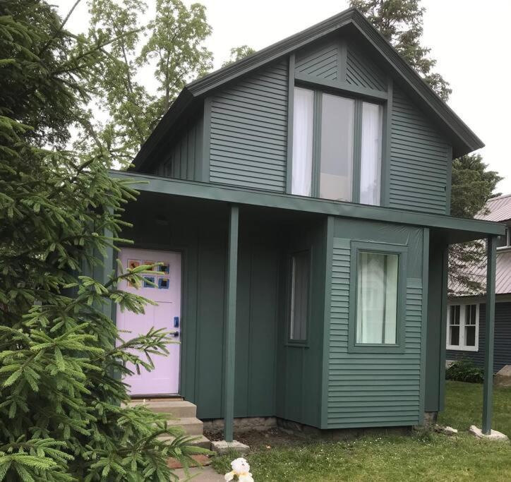 Suzy Q's Cozy Downtown Retreat