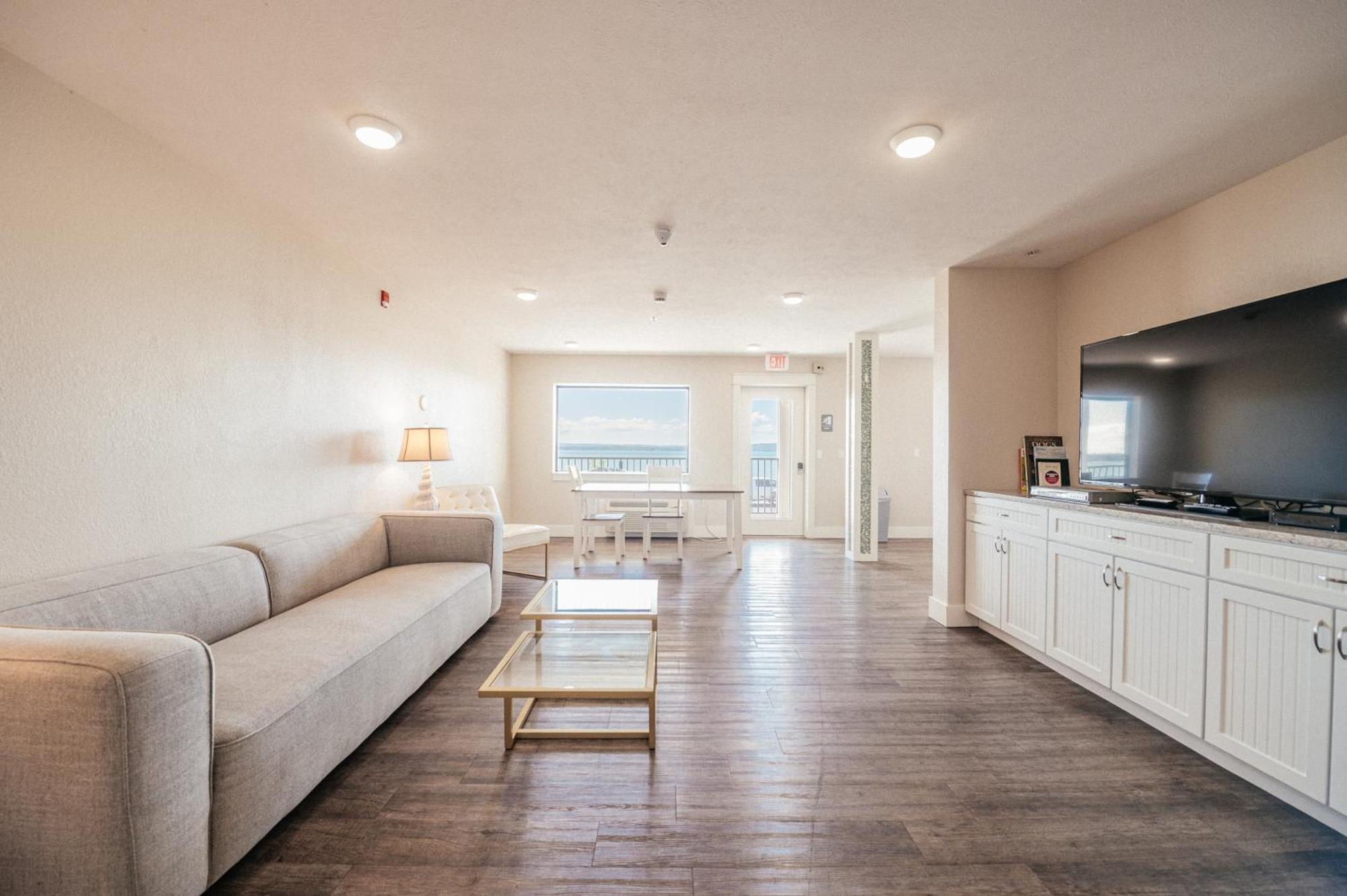 Kasa Gold Coast Traverse 3* Traverse City