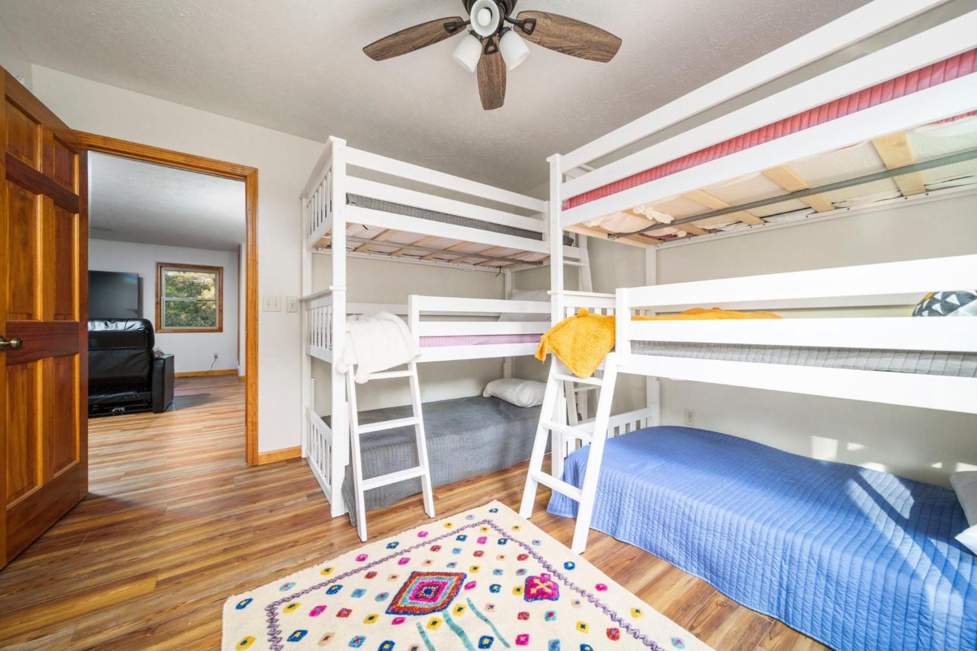 Firefly Lodge! Boardman River! Hot Tub! Woodstove! Holiday home Traverse City