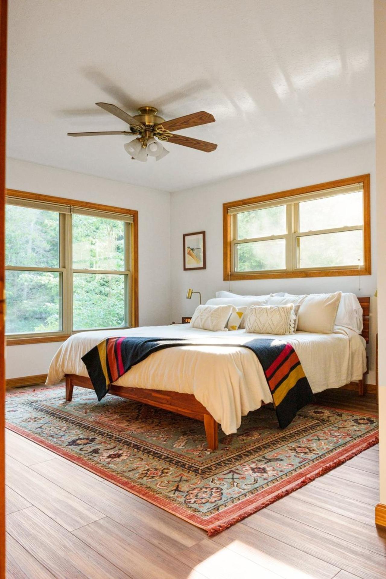 Holiday home Firefly Lodge! Boardman River! Hot Tub! Woodstove! *
