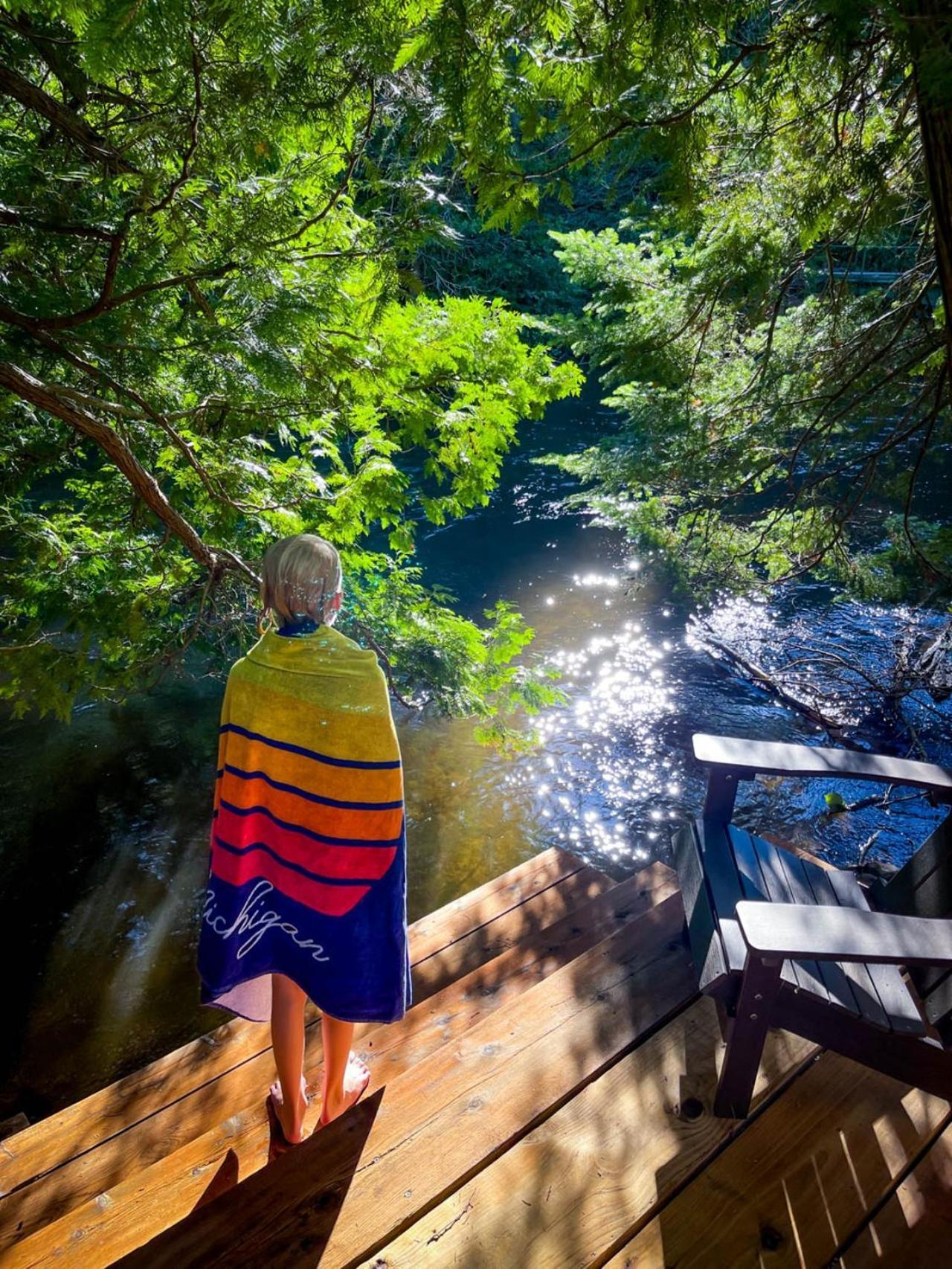 Firefly Lodge! Boardman River! Hot Tub! Woodstove! * Traverse City