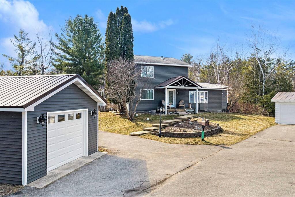 Long Escape, Modern 3 Bedroom, Lower Unit Of Duplex Home, Minutes To Downtown Traverse * Traverse City