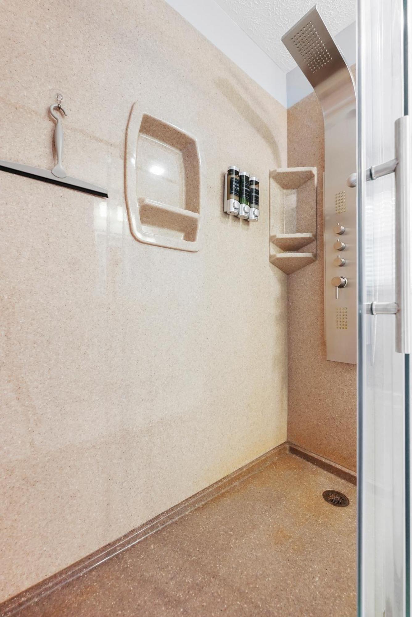Traverse Retreat With Hot Tub Games Pets Holiday home *