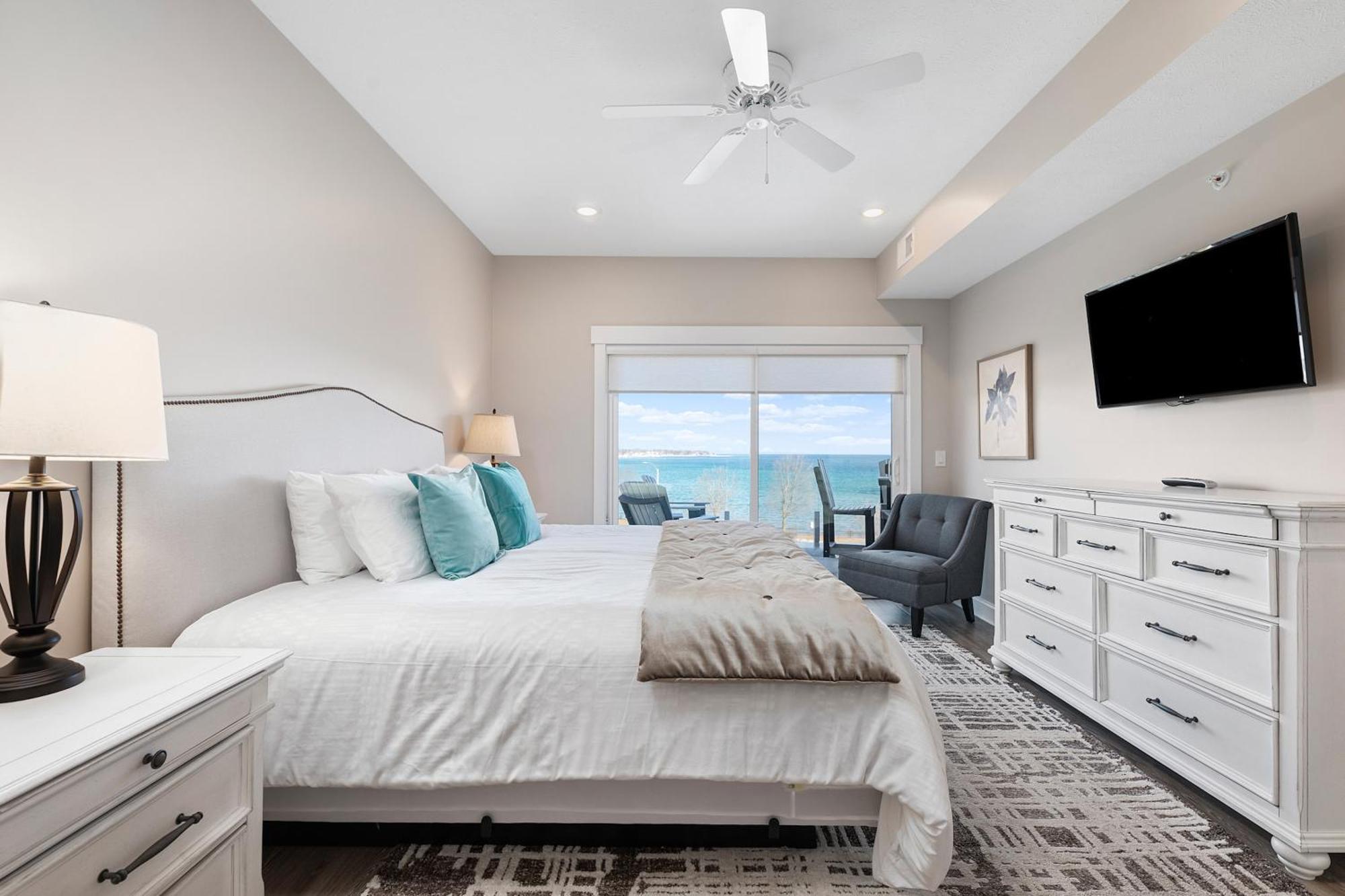 Kasa 539 Bay Street Traverse Hotel 5*