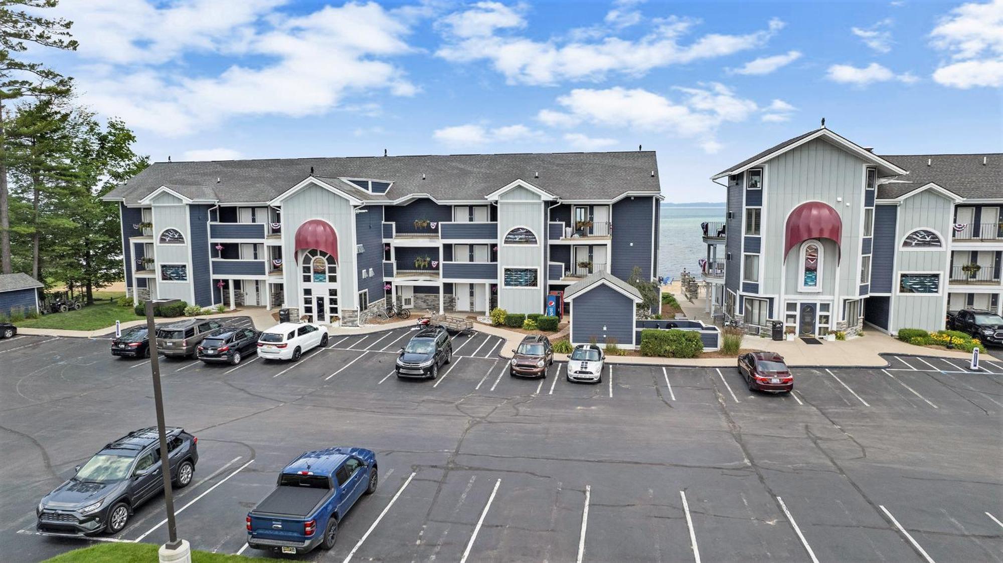 A With A View, East Bay Waterfront With Pool Apartment Traverse City