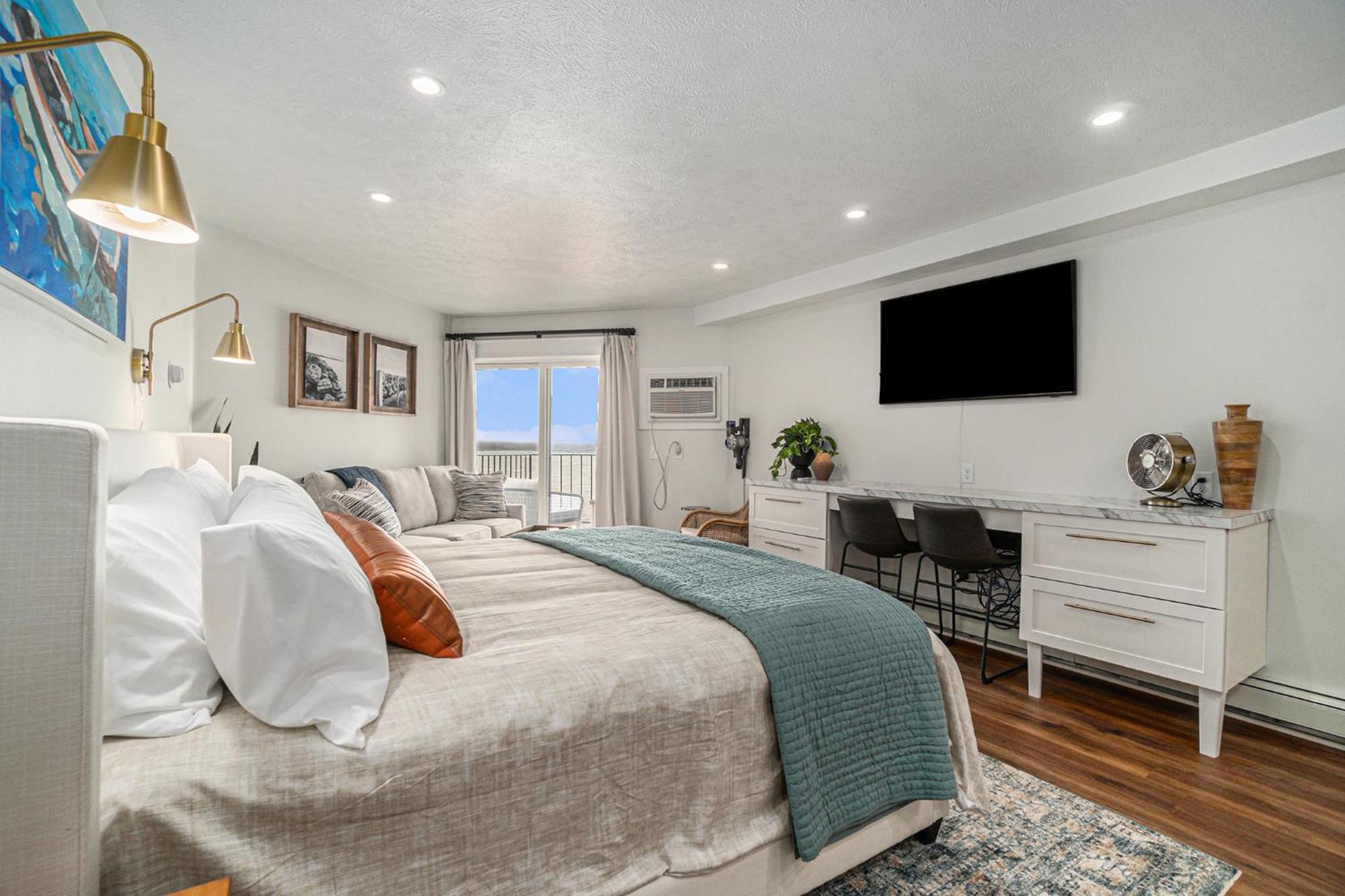A With A View, East Bay Waterfront With Pool Apartment *