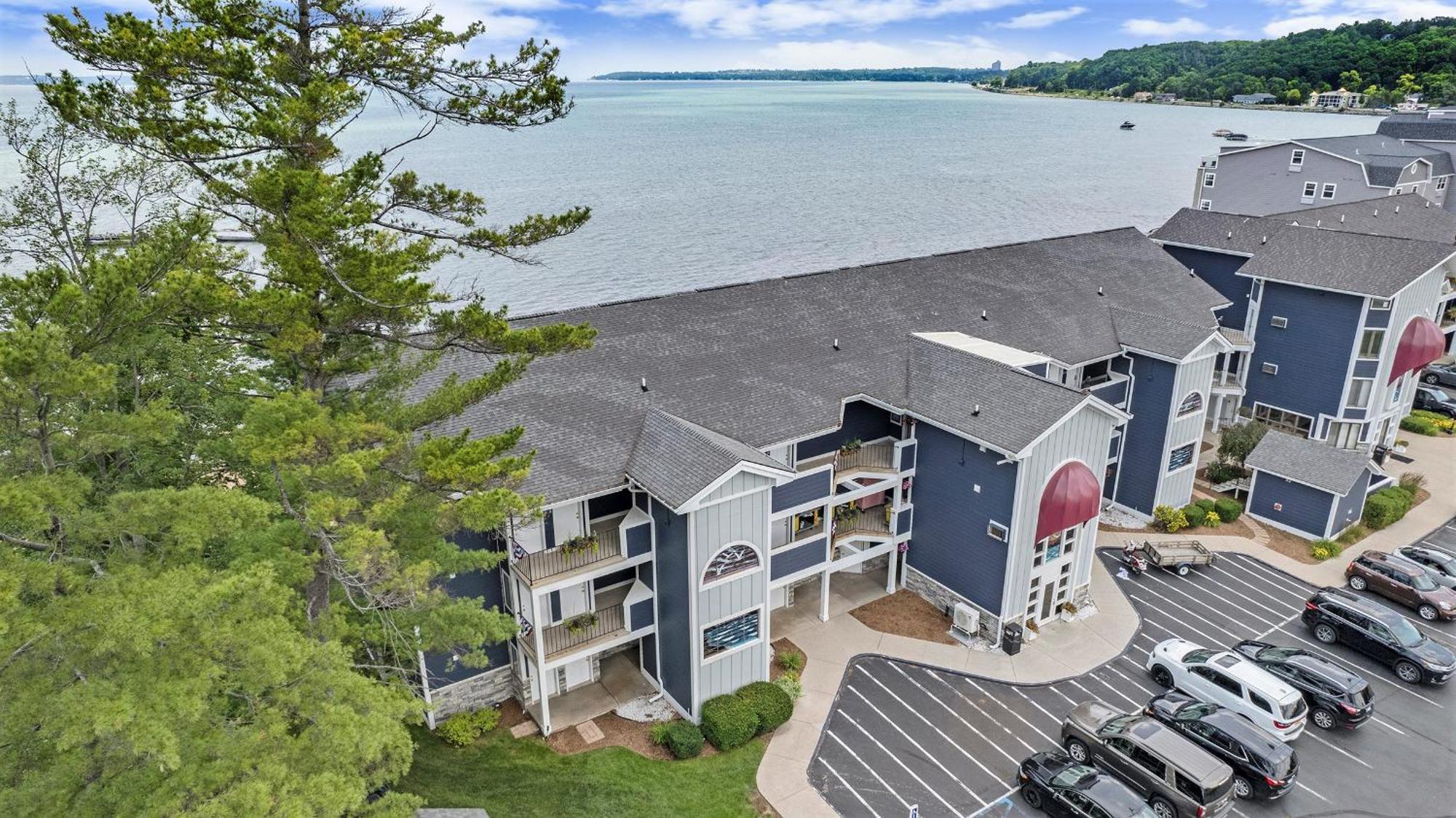 Apartment A With A View, East Bay Waterfront With Pool *