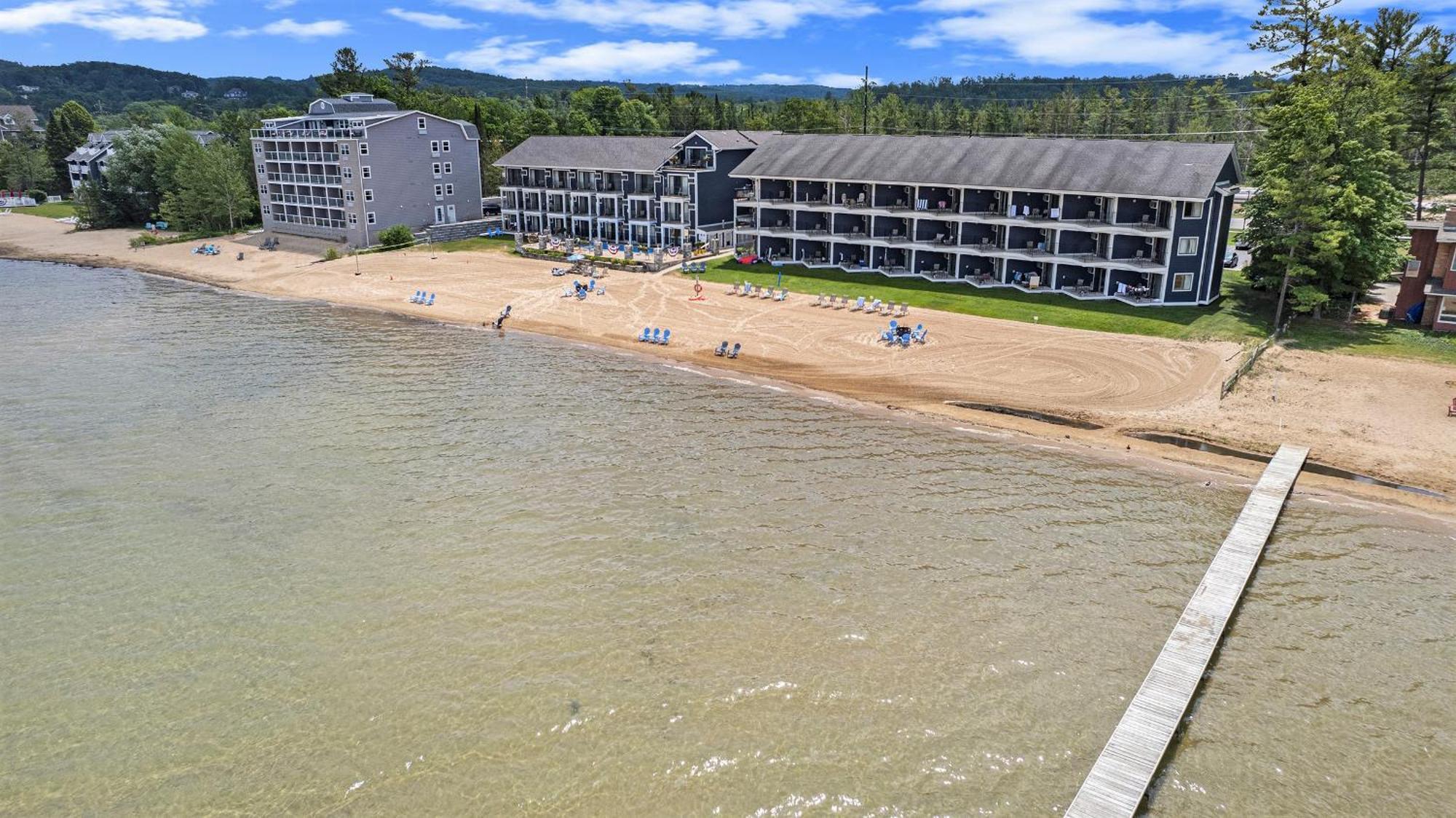 Apartment A With A View, East Bay Waterfront With Pool Traverse City