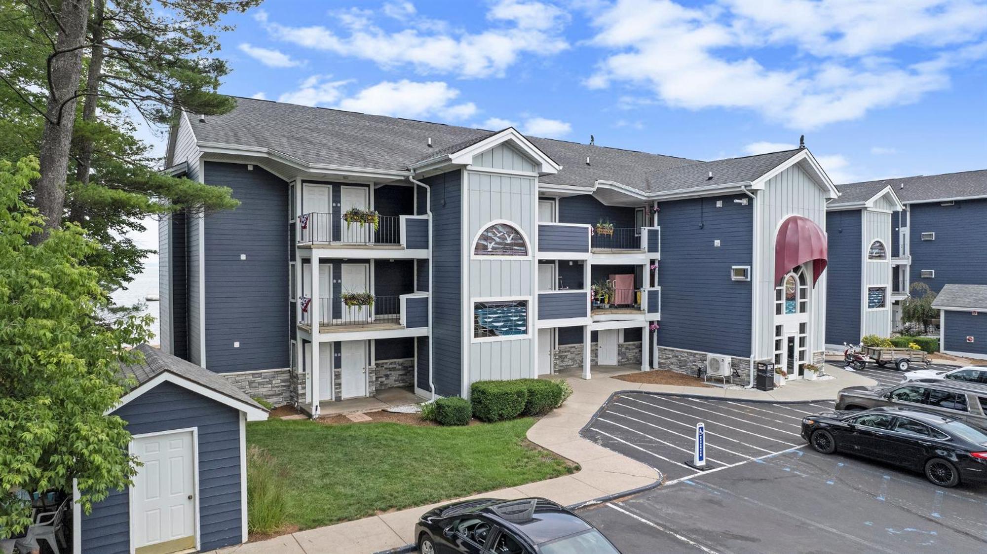 A With A View, East Bay Waterfront With Pool Apartment *