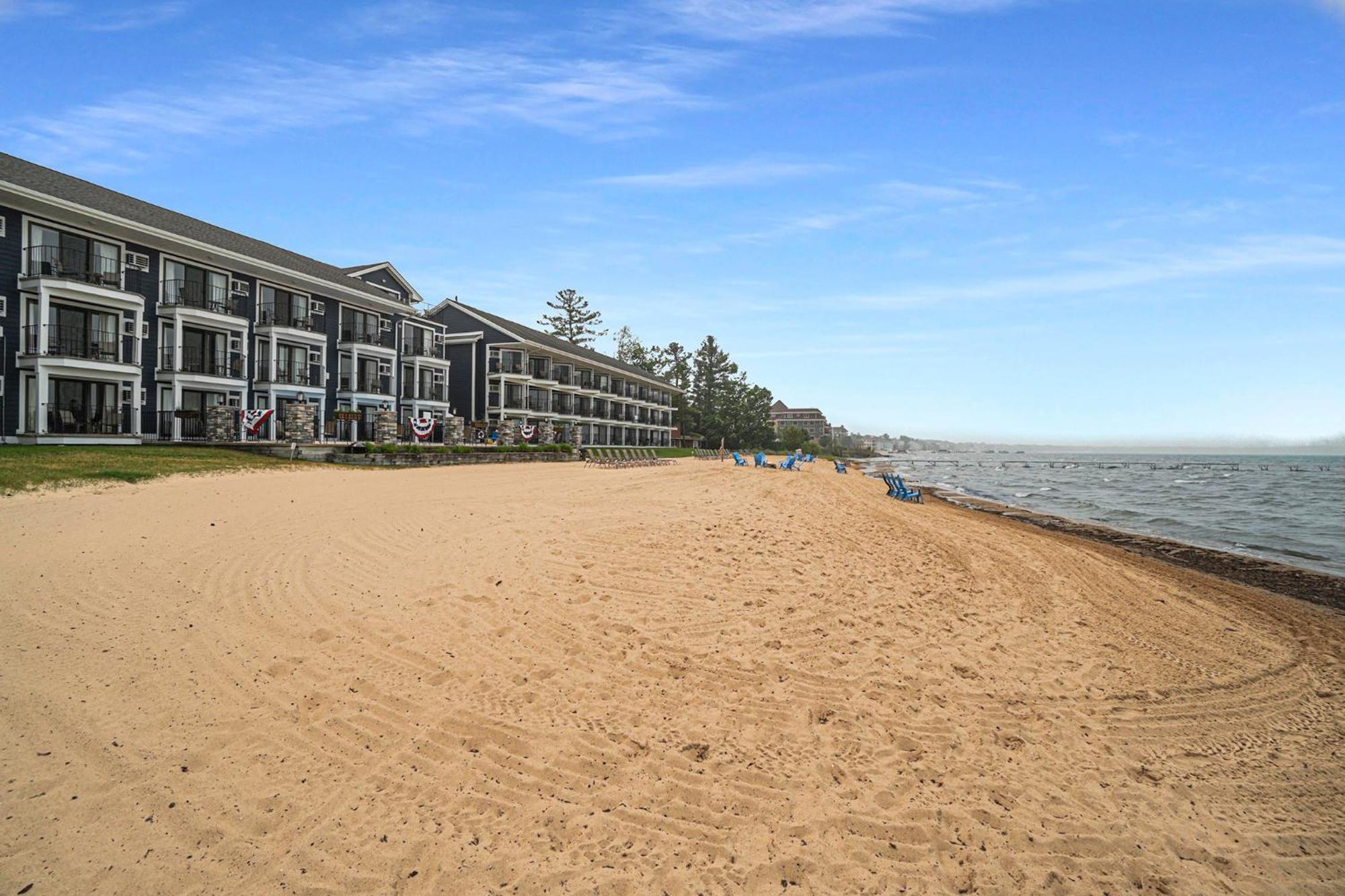 A With A View, East Bay Waterfront With Pool Apartment *