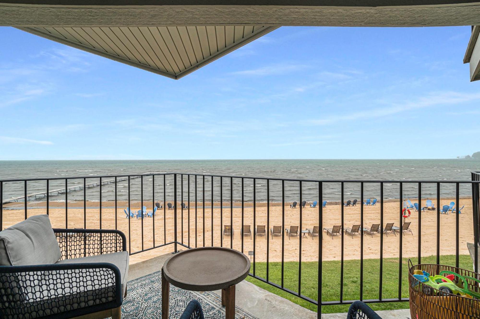 Apartment A With A View, East Bay Waterfront With Pool