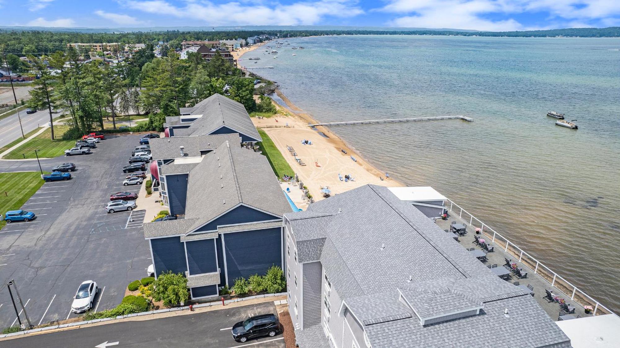 A With A View, East Bay Waterfront With Pool Apartment *
