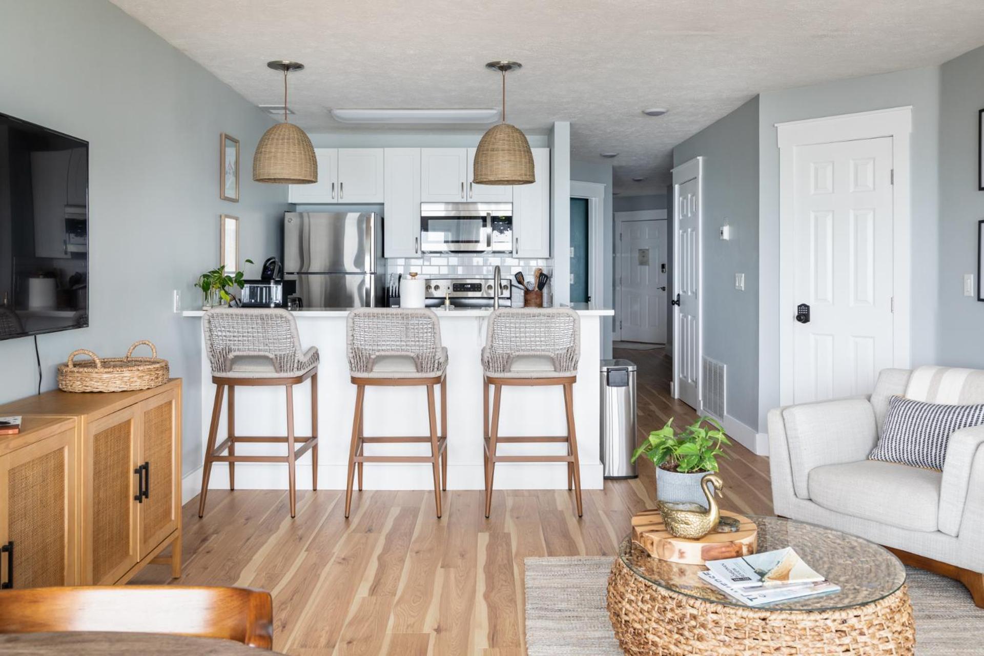 Stunning Waterfront, Updated Tc With Pool! Apartment Traverse City