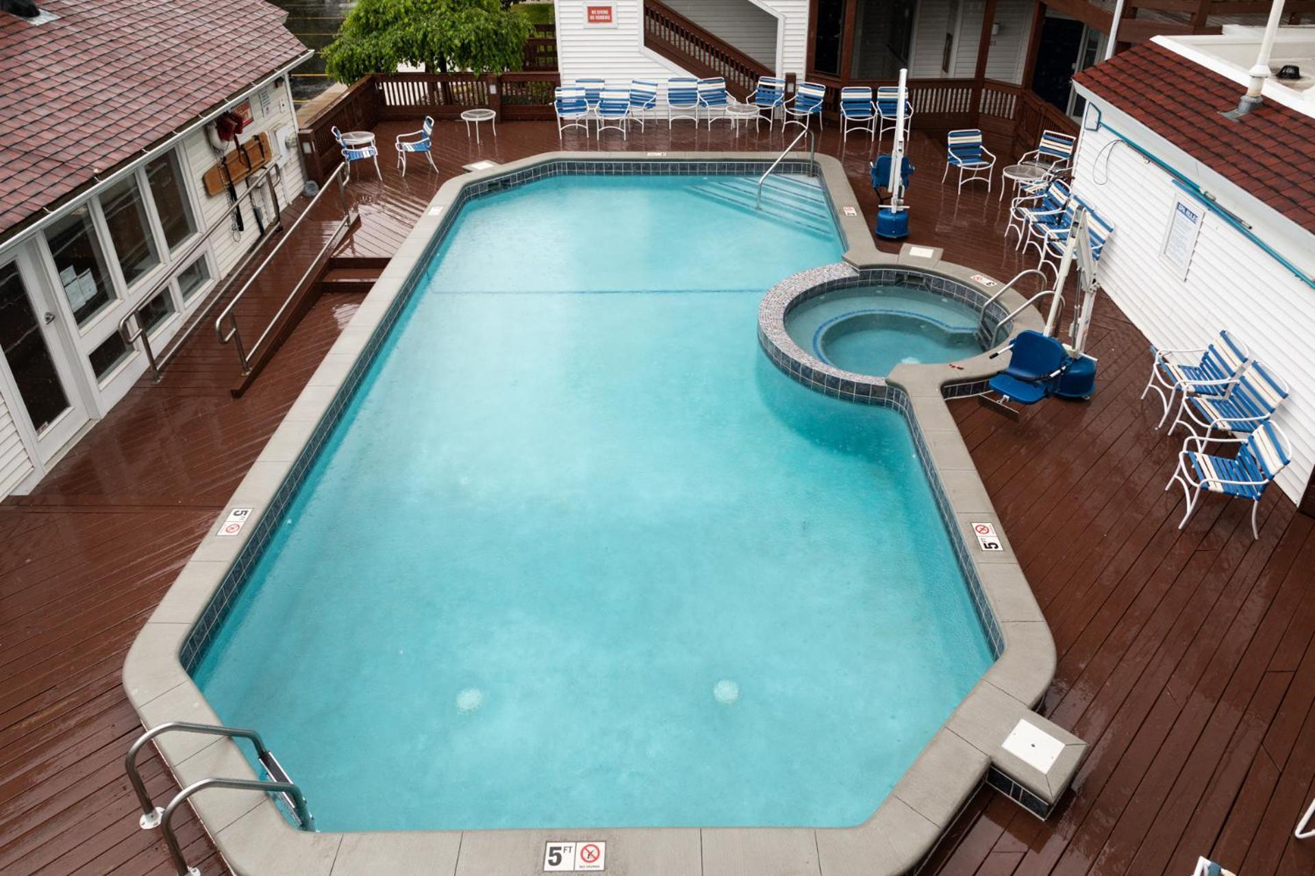 Apartment Stunning Waterfront, Updated Tc With Pool!