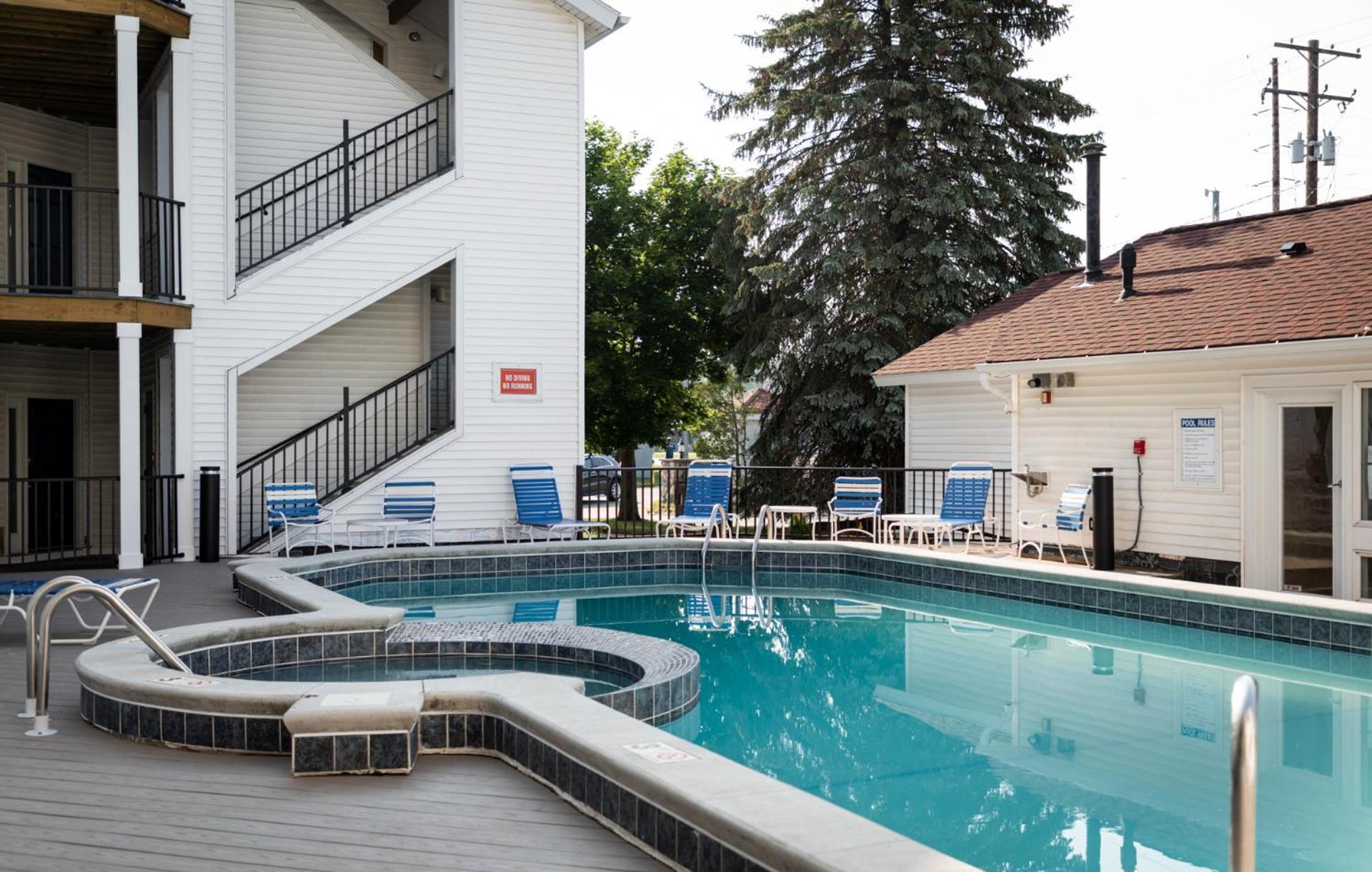 Apartment Stunning Waterfront, Updated Tc With Pool! *