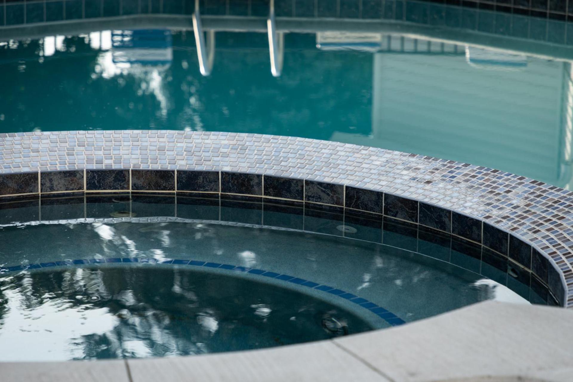 Stunning Waterfront, Updated Tc With Pool! Apartment Traverse City