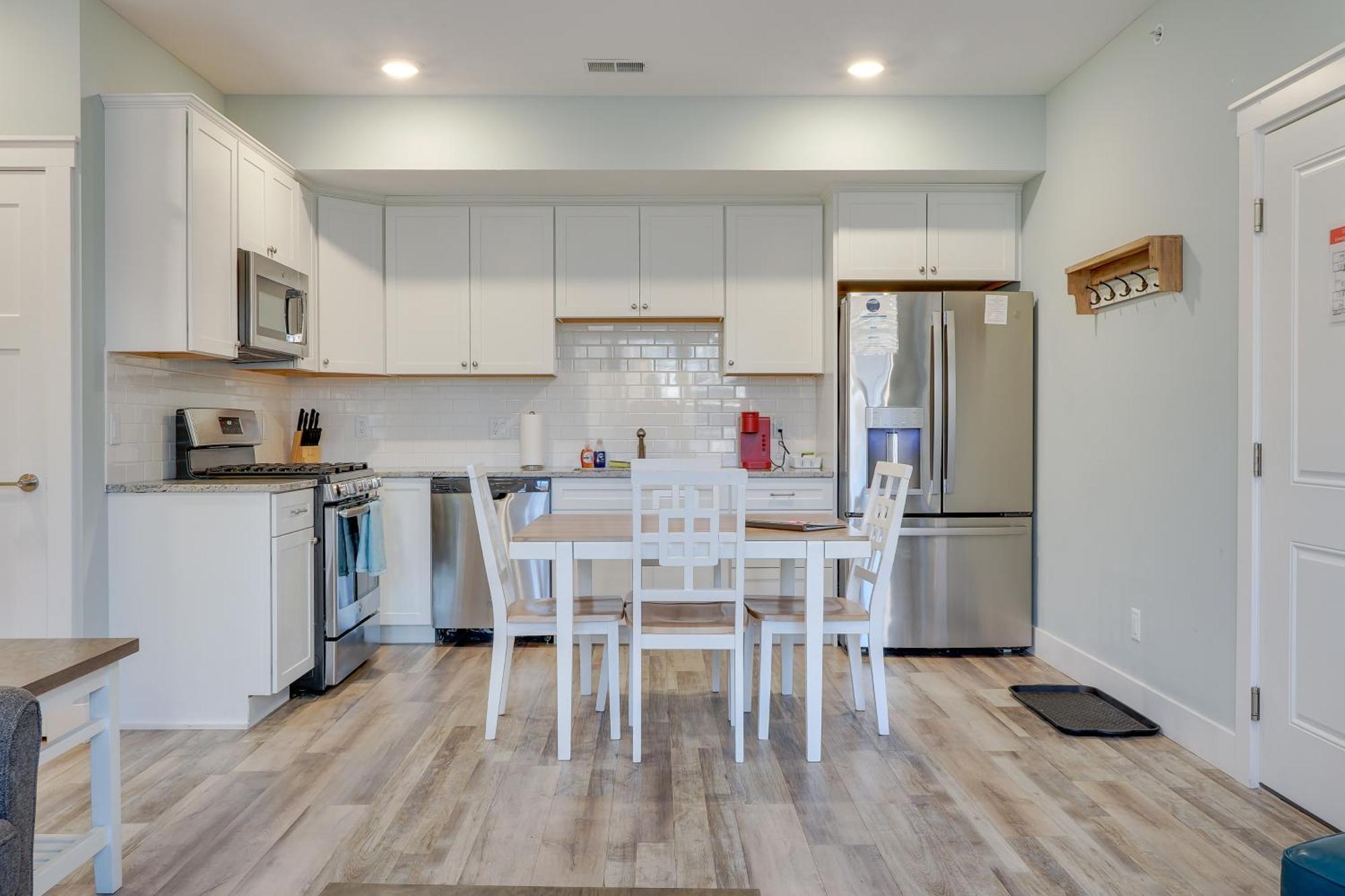 Walk To Traverse On Front Street Apartment