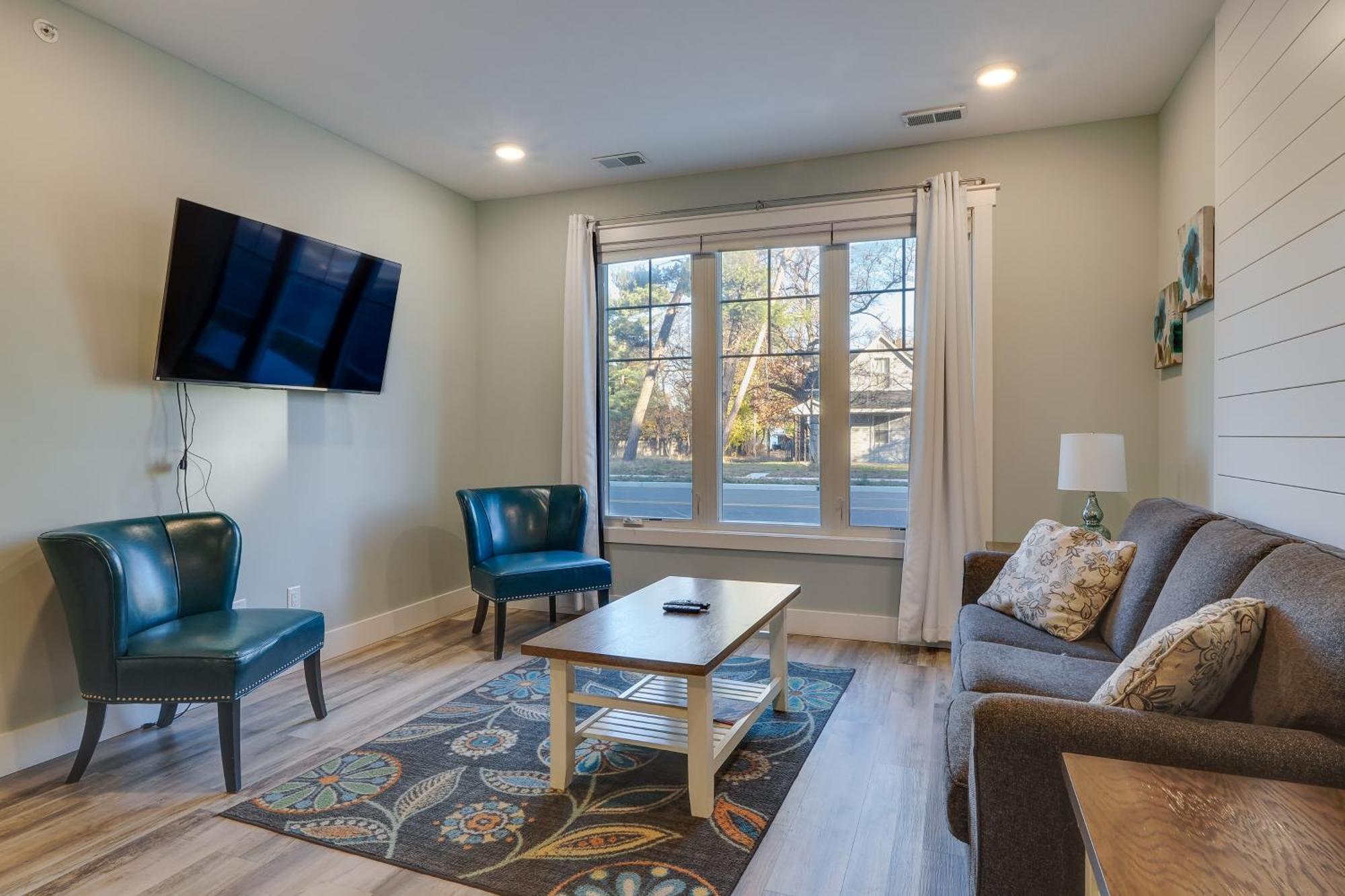 Apartment Walk To Traverse On Front Street *
