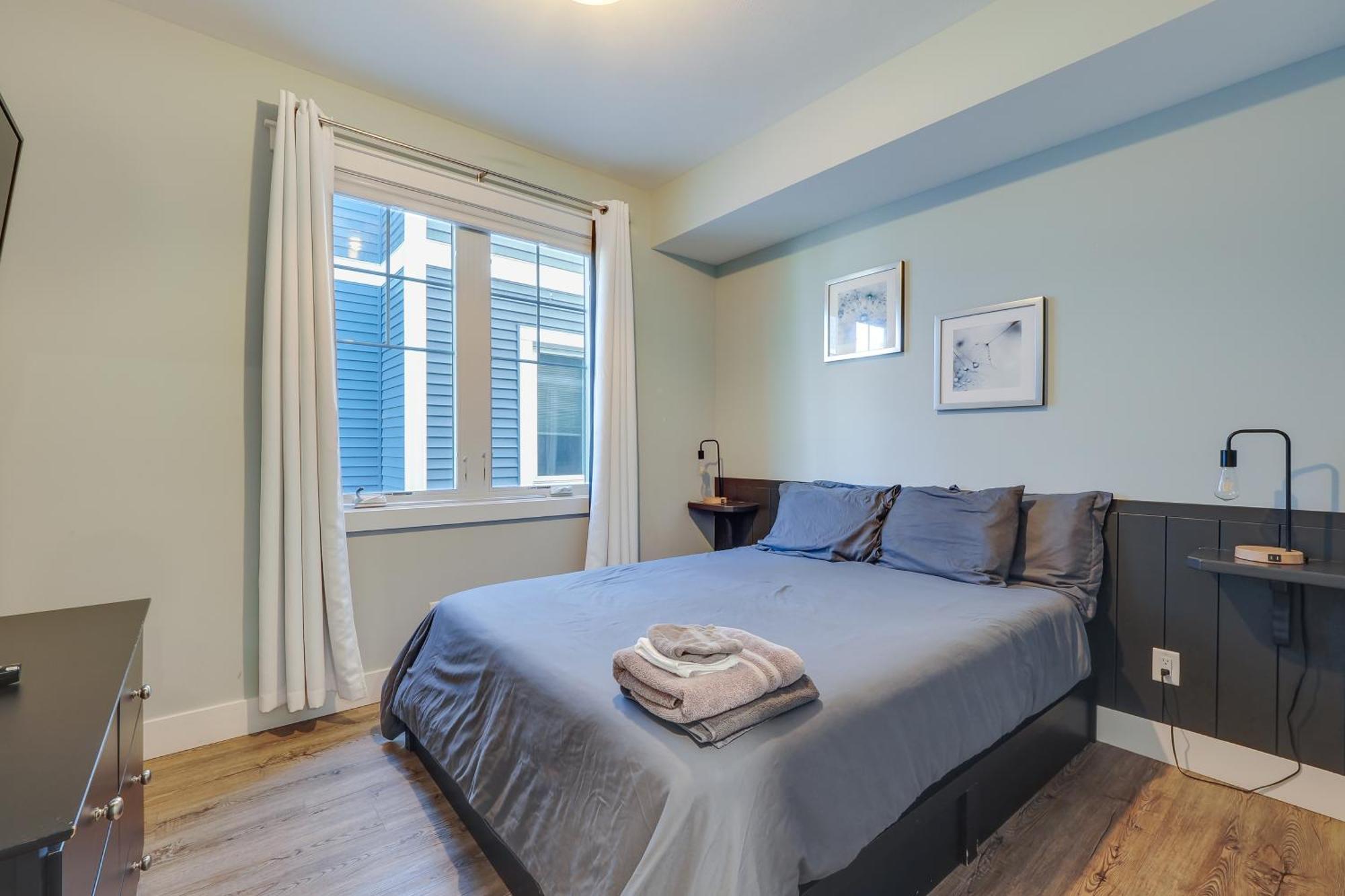 Walk To Shops On Front Street Traverse Apartment