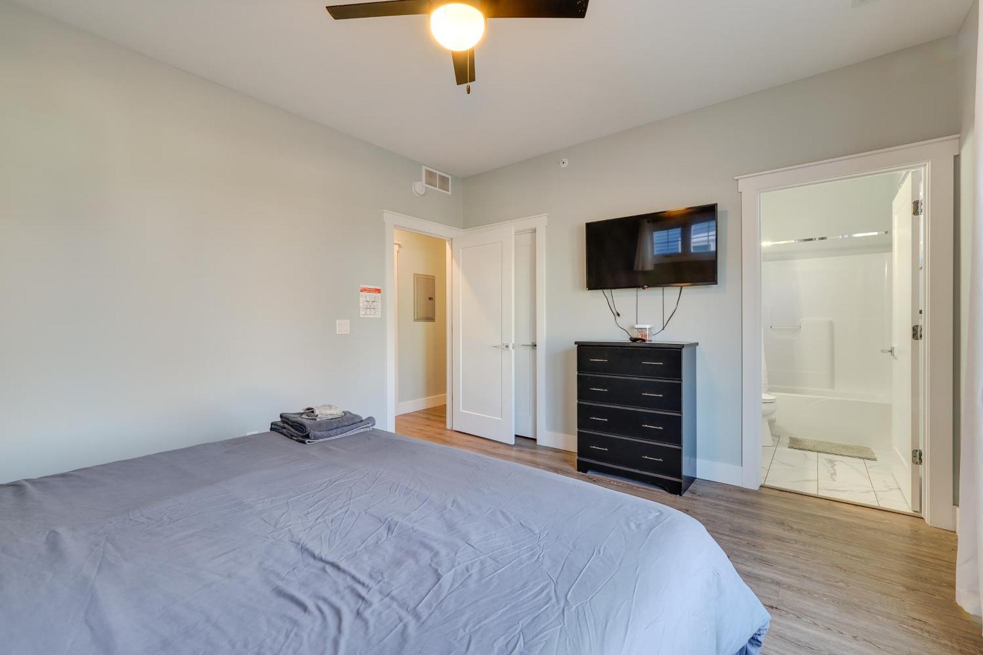 Walk To Shops On Front Street Traverse Apartment