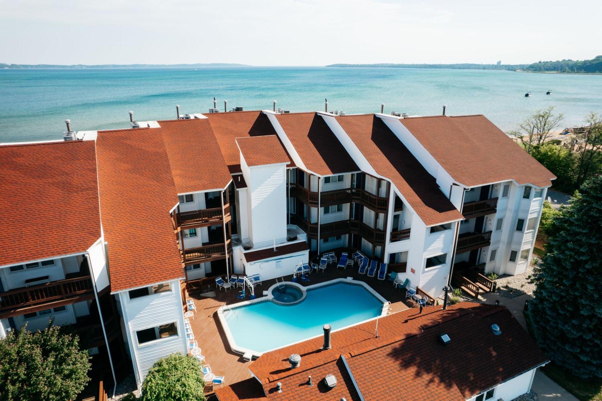 Stunning Waterfront, Updated Tc With Pool! Apartment