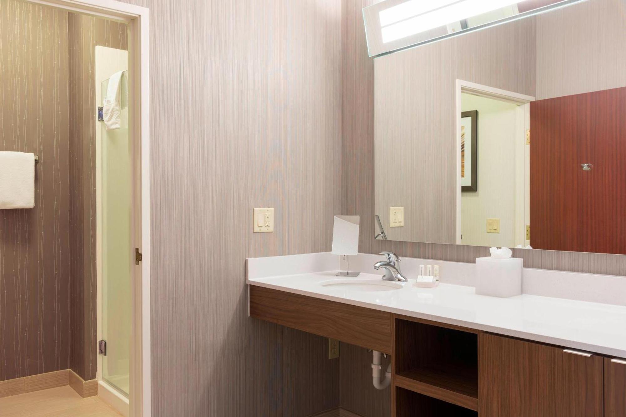 Courtyard By Marriott Traverse Hotel 3*