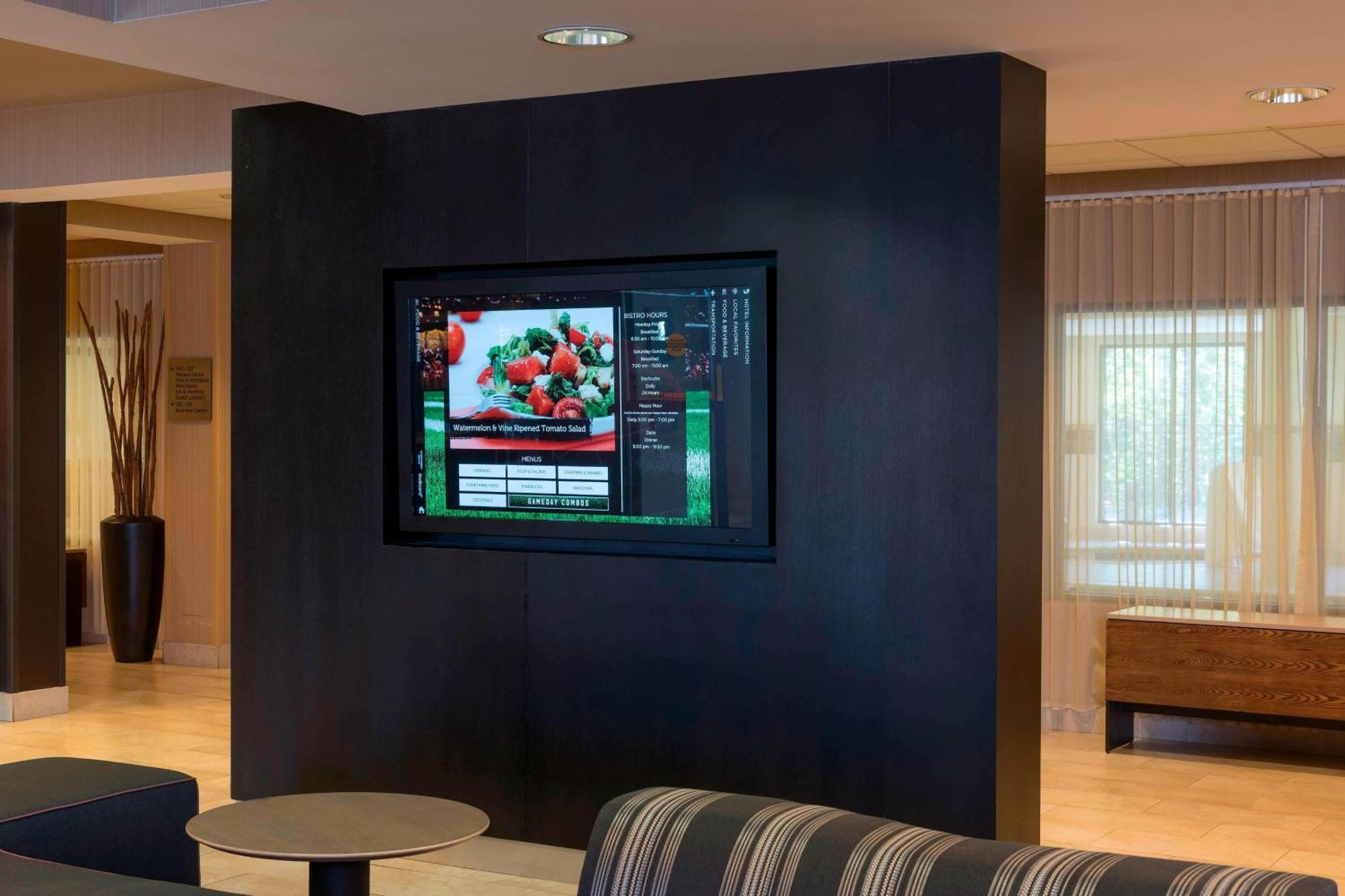 Courtyard By Marriott Traverse Hotel