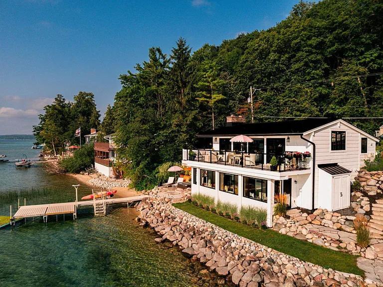 Holiday home Water's Edge Private Frontage + Dock Hot Tub Ac Traverse City