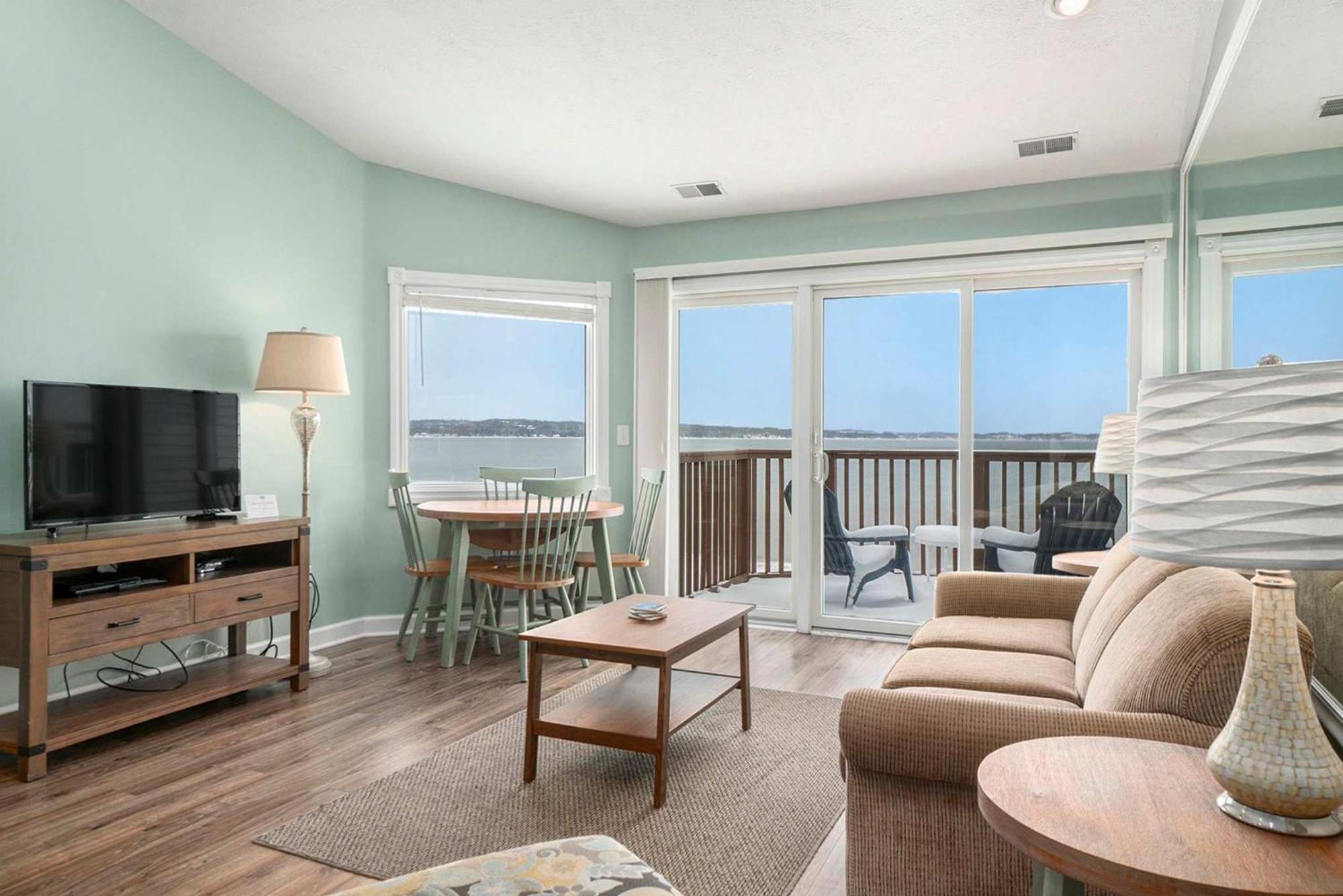 Beachside 325 Waterfront Holiday home *
