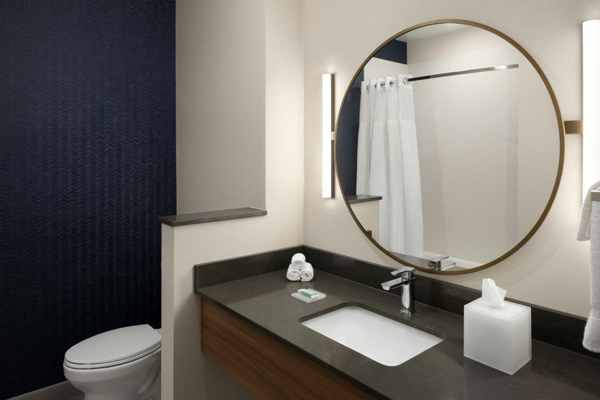 Fairfield By Marriott & Traverse Hotel *