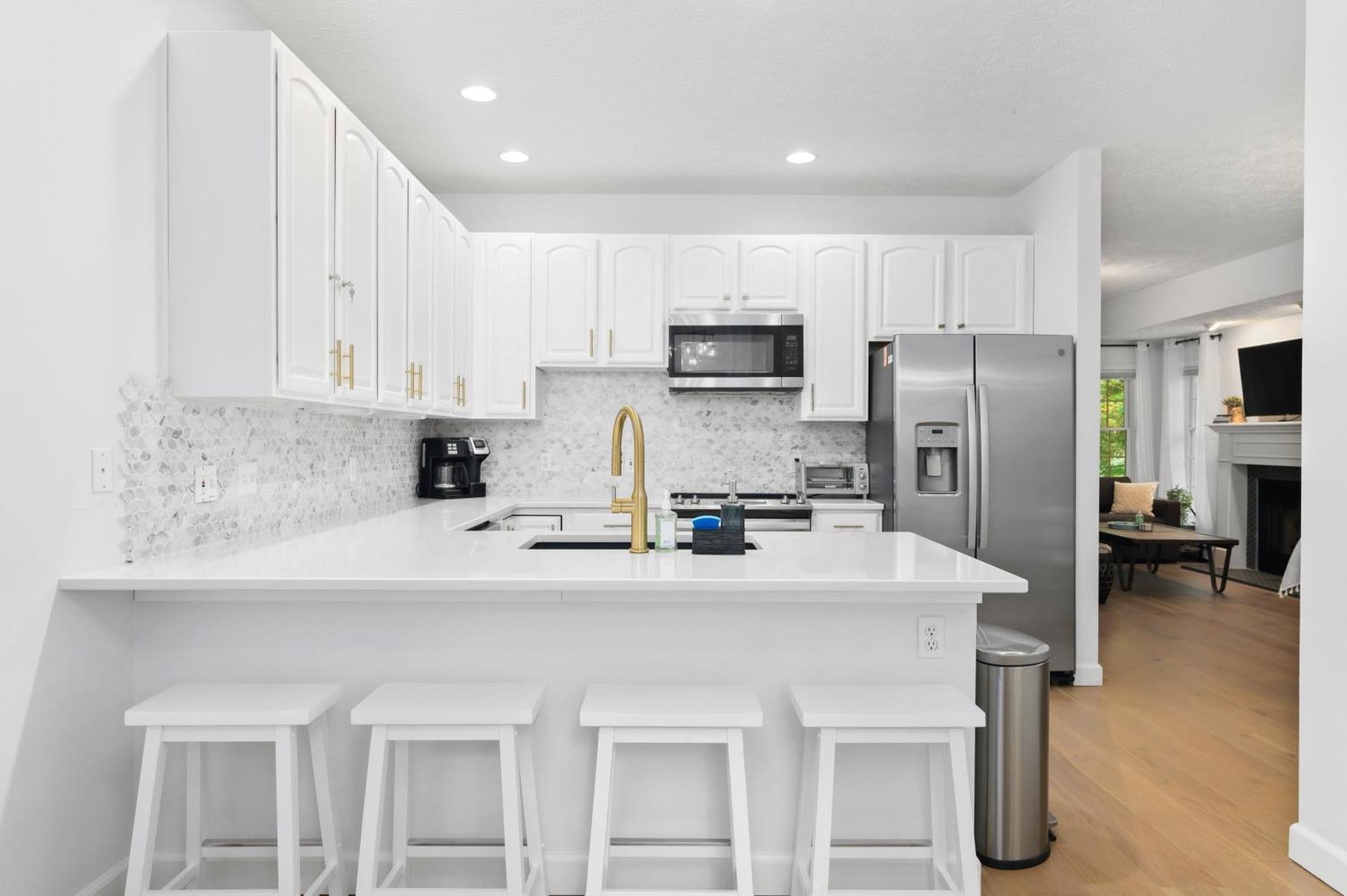 Gorogeous Chic 2bdr Renovated Near Downtown Sleeps 2816 *