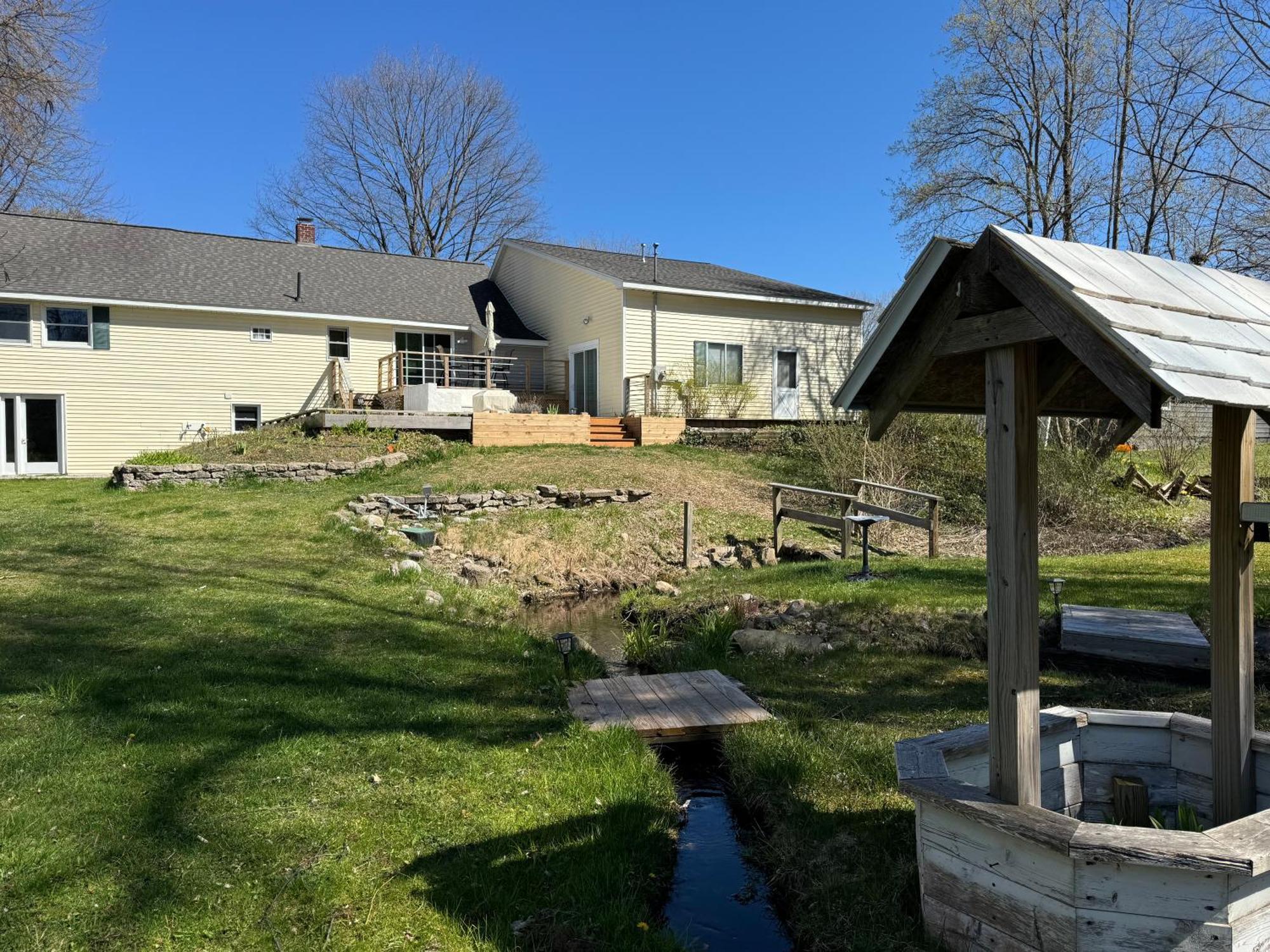 Charming 3bdr Oasis In Sw Bay Shore - 6238