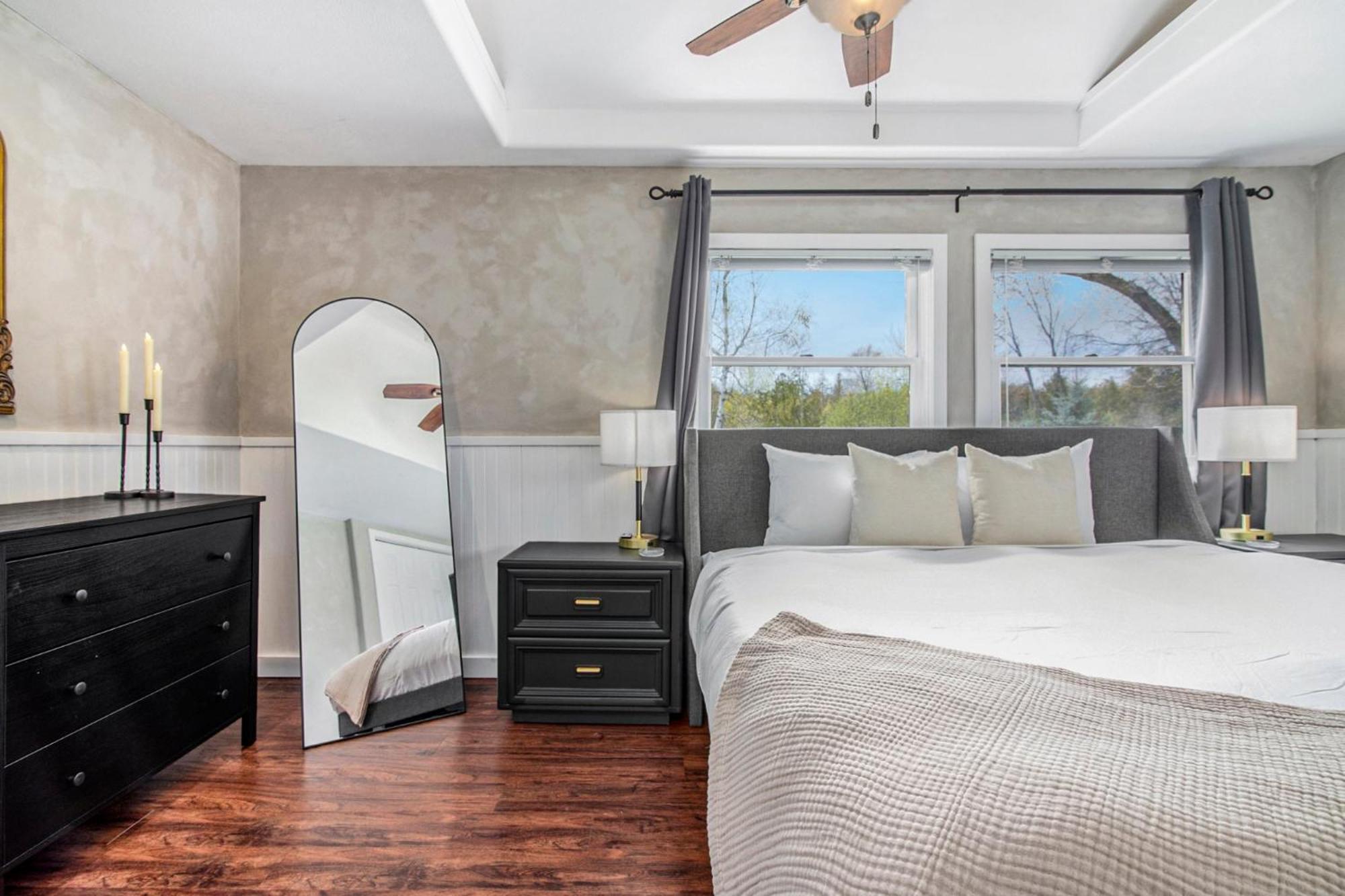 Charming 3bdr Oasis In Sw Bay Shore - 6238